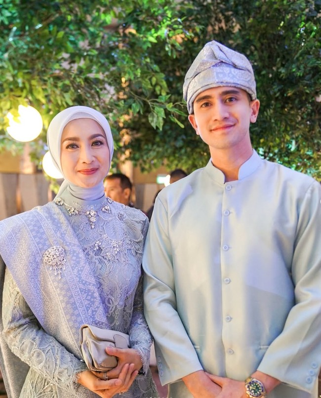 Desy juga sempat terlihat berpose bersama Verrel Bramasta. Sama-sama jadi among tamu, keduanya kompak berseragam warna biru muda. Foto: Instagram/@bramastavrl