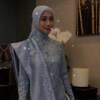 Penampilan Desy Ratnasasi saat menghadiri pernikahan Putri Zulhas dan Zumi Zola kembali mencuri atensi. Tampil dengan kebaya berwarna biru muda, Desy terlihat cantik dan awet muda. Foto: Instagram/@desyratnasariterdepan