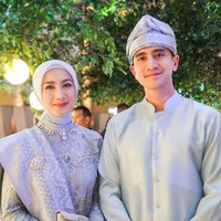 Desy juga sempat terlihat berpose bersama Verrel Bramasta. Sama-sama jadi among tamu, keduanya kompak berseragam warna biru muda. Foto: Instagram/@bramastavrl