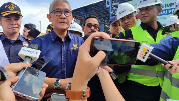 Direktur Jenderal Bea dan Cukai, Askolani di Pelabuhan Tanjung Priok, Jakarta, Rabu (18/12/2024).