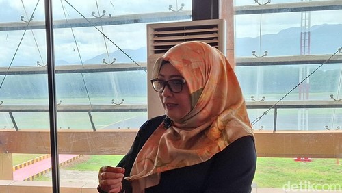 Direktur Keuangan dan Manajemen Risiko PT Pelni (Persero), Anik Hidayati, saat memberikan keterangan pers di Kalabahi, Kabupaten Alor, NTT, Rabu (18/12/2024). (Yufengki Bria/detikBali).