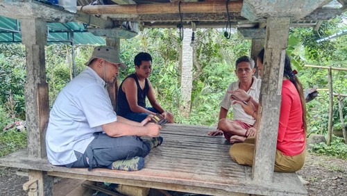 Disnakerperin Jembrana mengunjungi rumah PMI asal Banjar Sarikuning, Desa Tukadaya, Kecamatan Melaya, yang meninggal saat bekerja di kapal pesiar, Rabu (18/16/2024). (Dok. Istimewa)