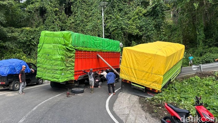 Dua truk mogok di Sumpang Labbu Bone.