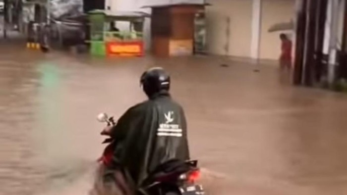 Foto kondisi persimpangan Sirojudin Tembalang saat tergenang banjir, Rabu (18/12/2024).