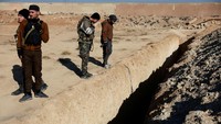 Kepala Satuan Tugas Darurat Suriah Mouaz Moustafa, seperti dilansir Reuters, Rabu (18/12/2024), menyebut kuburan massal yang ditemukan di area Qutayfah, yang berjarak 40 kilometer di sebelah utara Damaskus itu merupakan salah satu dari lima kuburan massal yang telah dia identifikasi selama bertahun-tahun. 