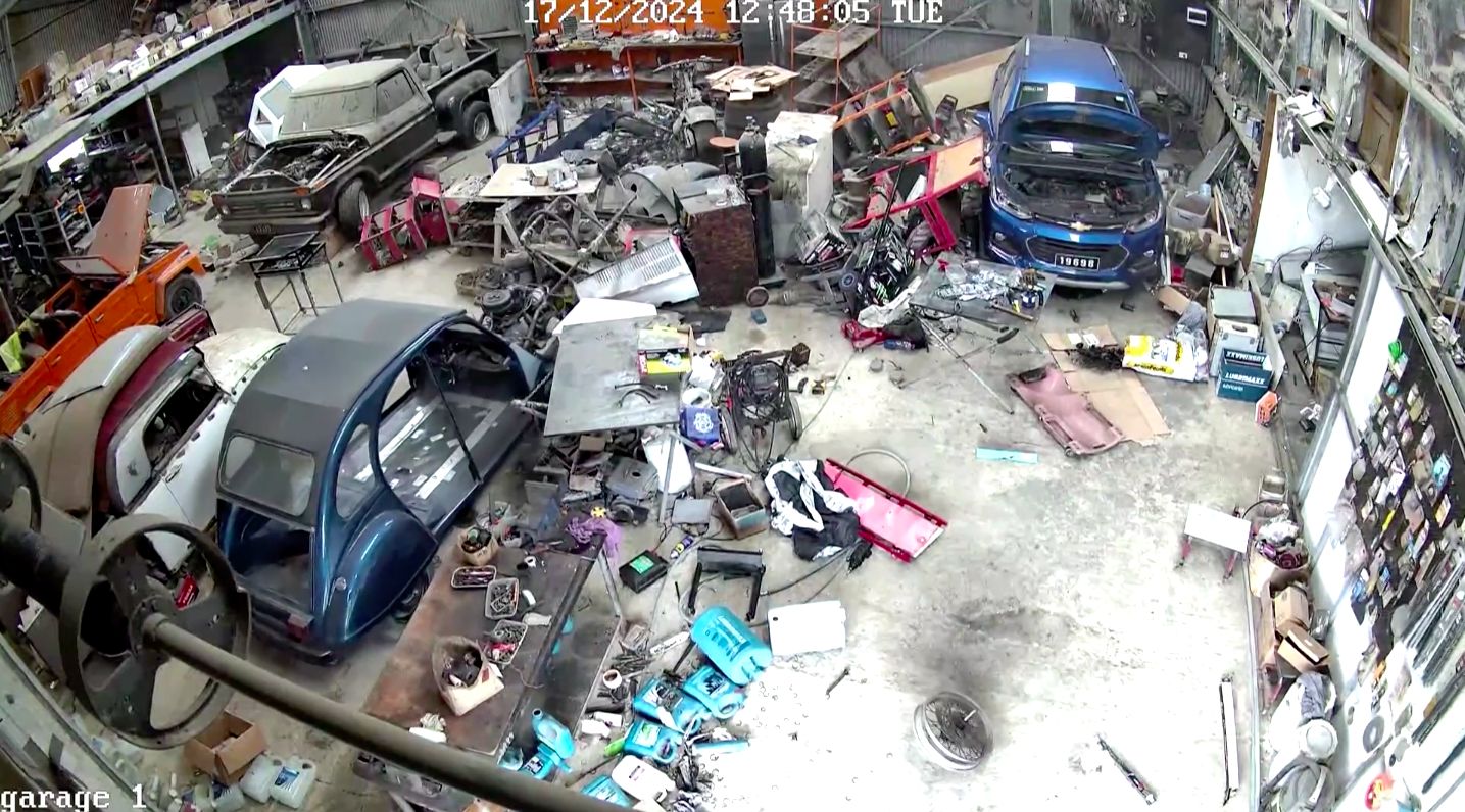 Rekaman CCTV menunjukkan bagian dalam garasi saat berkekuatan 7,4 skala Richter mengguncang ibu kota Vanuatu, Port Vila, pada hari Selasa (17/12/2024) menyebabkan peralatan dan perabotan beterbangan. Rekaman CCTV menunjukkan bagian dalam garasi saat berkekuatan 7,4 skala Richter mengguncang ibu kota Vanuatu, Port Vila, pada hari Selasa (17/12/2024) menyebabkan peralatan dan perabotan beterbangan. (Tangkapan Layar Video Reuters/STEPHANE RIVIER)