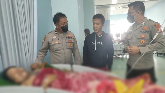 eorang ibu di Musi Rawas, Sumarni (47) dan putrinya, AS (2) tersambar petir. Mereka mengalami luka bakar serius hingga kritis.