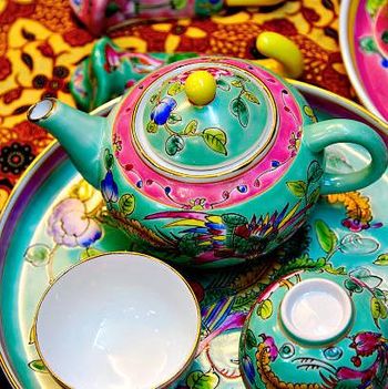 Ilustrasi teapot Peranakan Singapura