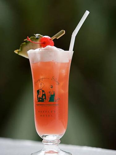 Singapore Sling cocktail di The Long Bar of Raffles Hotel