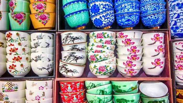 Cangkir teh bermotif di Chinatown, Singapura