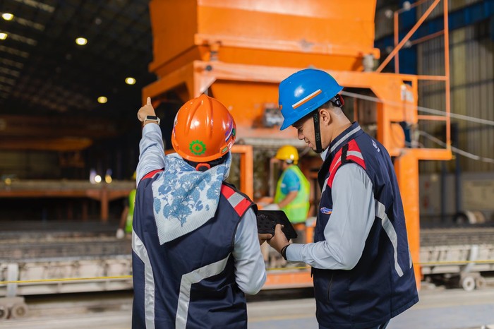Ilustrasi pegawai Waskita Beton Precast (WSBP)