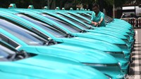 Taksi ini memiliki ciri khas yang unik, yaitu menggunakan mobil listrik dan memiliki warna identik biru kehijauan alias cyan blue.  