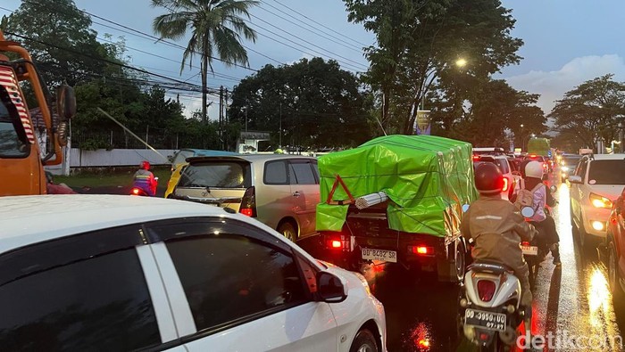 Jalan Perintis Kemerdekaan Makassar macet.