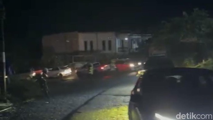 Truk mogok di Jalan Poros Maros-Bone menyebabkan kemacetan 2 km di Kappang, Maros.
