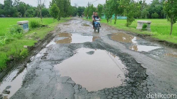 Kondisi jalan dan jembatan jalan Wedi ke arah Gunungkidul di Desa Pasung-Kadilanggon, Klaten, Rabu (18/12/2024).