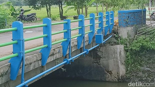 Kondisi jalan dan jembatan jalan Wedi ke arah Gunungkidul di Desa Pasung-Kadilanggon, Klaten, Rabu (18/12/2024).