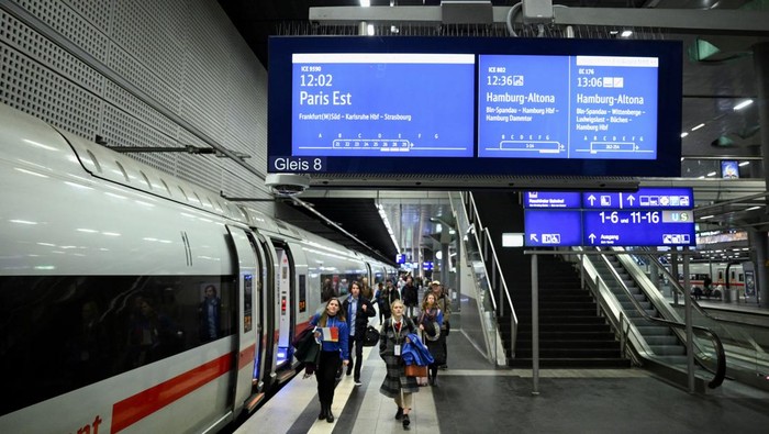 The first direct high-speed ICE train between Berlin and Paris leaves the main railway station of Berlin, Germany, December 16, 2024.  REUTERS/Annegret Hilse