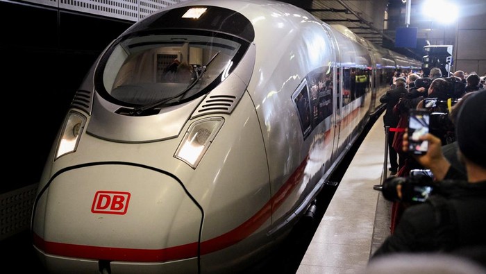 The first direct high-speed ICE train between Berlin and Paris leaves the main railway station of Berlin, Germany, December 16, 2024. REUTERS/Annegret Hilse