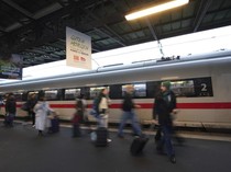 Penumpang Bergelantungan di Kereta Cepat, Begini Nasibnya Sekarang