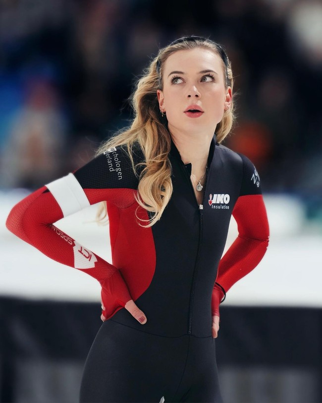 Baru-baru ini, wanita asal Belanda itu pun menggegerkan para penggemarnya dengan tampil di Playboy. Ia bahkan didaulat untuk menghiasi sampul majalah pria dewasa tersebut. Foto: Instagram Joy Beune