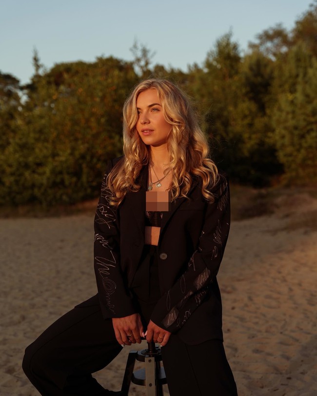 Selain karena takut kritikan, Joy awalnya ragu karena merasa tubuhnya lebih berisi dari kebanyakan model Playboy atau sesama atlet speedskating. “Ada kalanya ketika aku membandingkan diri dengan atlet seluncur cepat lainnya. Mereka semua sangat ramping dan punya tubuh yang sangat kencang.  Lalu aku berpikir: Mungkin aku terlalu berat. Aku harus seringan mungkin, begitulah caranya berlari paling cepat. Tapi itu omong kosong. Kamu harus makan dengan baik, kamu membutuhkan energi,” kata Joy. Foto: Instagram Joy Beune