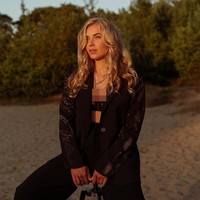 Selain karena takut kritikan, Joy awalnya ragu karena merasa tubuhnya lebih berisi dari kebanyakan model Playboy atau sesama atlet speedskating. “Ada kalanya ketika aku membandingkan diri dengan atlet seluncur cepat lainnya. Mereka semua sangat ramping dan punya tubuh yang sangat kencang.  Lalu aku berpikir: Mungkin aku terlalu berat. Aku harus seringan mungkin, begitulah caranya berlari paling cepat. Tapi itu omong kosong. Kamu harus makan dengan baik, kamu membutuhkan energi,” kata Joy. Foto: Instagram Joy Beune