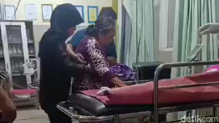 Kafifah warga Pasuruan yang sempat pingsan saat tahu rumahnya kembali kebanjiran.