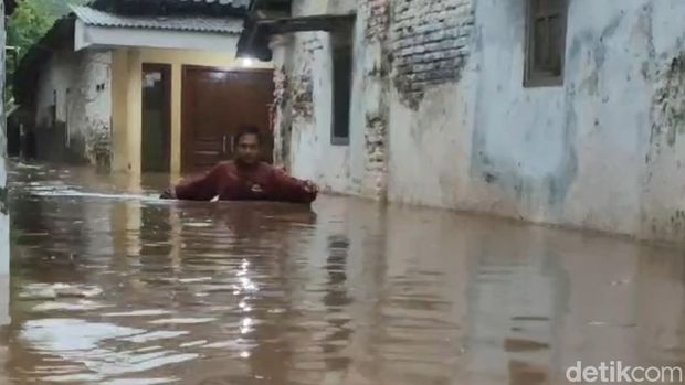 Kafifah warga Pasuruan yang sempat pingsan saat tahu rumahnya kembali kebanjiran.