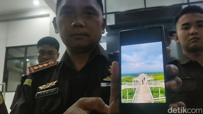 Kajari Cianjur menunjukkan proyek agrowisata yang diduga dikorupsi.