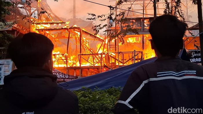 Kebakaran tiga rumah makan di Ciater, Subang