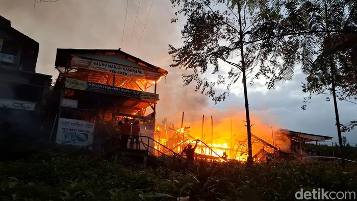 Kebakaran tiga rumah makan di Ciater, Subang Kebakaran tiga rumah makan di Ciater, Subang