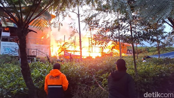Kebakaran tiga rumah makan di Ciater, Subang Kebakaran tiga rumah makan di Ciater, Subang