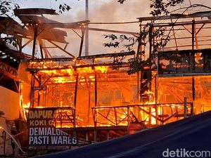 Dahsyatnya Kebakaran Rumah Makan Saat Padat Pengunjung di Subang