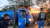 Menurut Rohman, salah satu juru masak di warung Dapur Ngeunah Teuing, ia tengah melakukan penggorengan untuk makanan pesanan tamu warung. Tiba-tiba selang tabung gas lepas hingga tidak terkontrol, semburan gas menyembur ke api dan dengan cepat api menjalar.