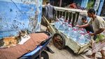 Sumur Jadi Asin gegara Banjir Rob, Warga Antre Air Bersih