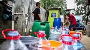 Sumur Jadi Asin gegara Banjir Rob, Warga Antre Air Bersih