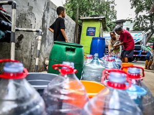Sumur Jadi Asin gegara Banjir Rob, Warga Antre Air Bersih