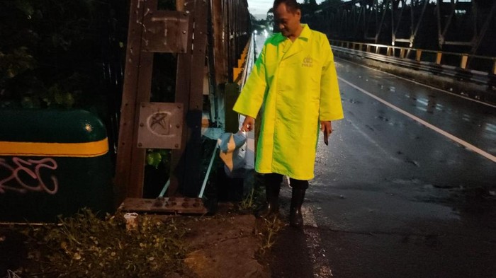 Polisi menunjukkan lokasi kecelakaan tunggal pemotor menabrak jembatan di Trimulyo, Jetis, Bantul, Rabu (18/12/2024).