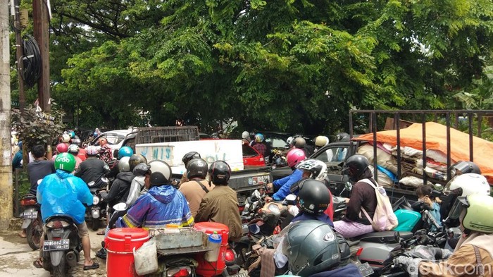Kemacetan arus lalu lintas di Jalan Abdesir Makassar.