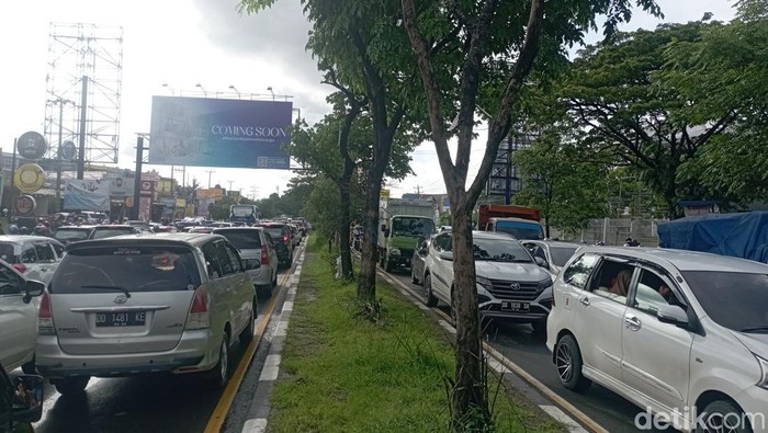 Kemacetan Jalan Perintis Kemerdekaan-Jalan Urip Sumoharjo, Makassar. Muh Zulkarnaim/detikSulsel