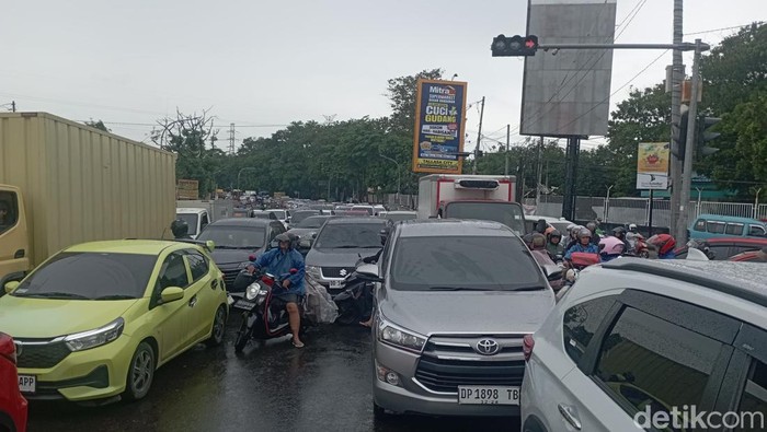 Kemacetan Jalan Perintis Kemerdekaan-Jalan Urip Sumoharjo, Makassar. Muh Zulkarnaim/detikSulsel