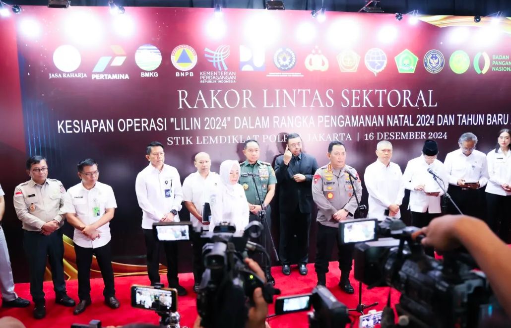 Kepala BMKG Dwikorita Karnawati dalam Rapat Koordinasi Lintas Sektoral yang digelar di Auditorium PTIK, Jakarta, 16/12/2024. (Dok BMKG)