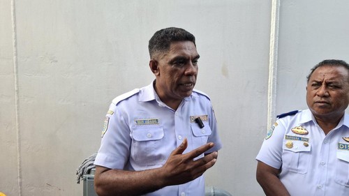 Kepala Dishub Alor, Nus Adang, saat diwawancarai di Kalabahi, Alor, NTT, Rabu (18/12/2024). (Yufengki Bria/detikBali)
