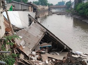 Longsor Bikin Belasan Kios Pasar Ikan di Pasuruan Ambruk ke Sungai Gembong