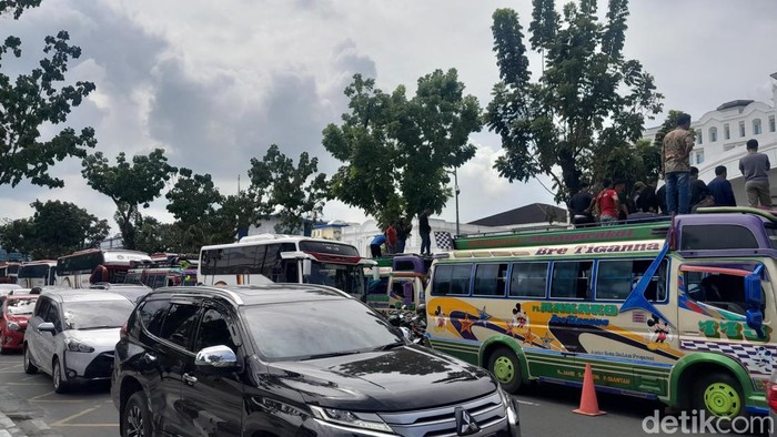 Kondisi lalu lintas Jalan Diponegoro, Medan, di depan Kantor Gubernur Sumut macet karena demonstrasi. (Nizar Aldi/detikSumut)