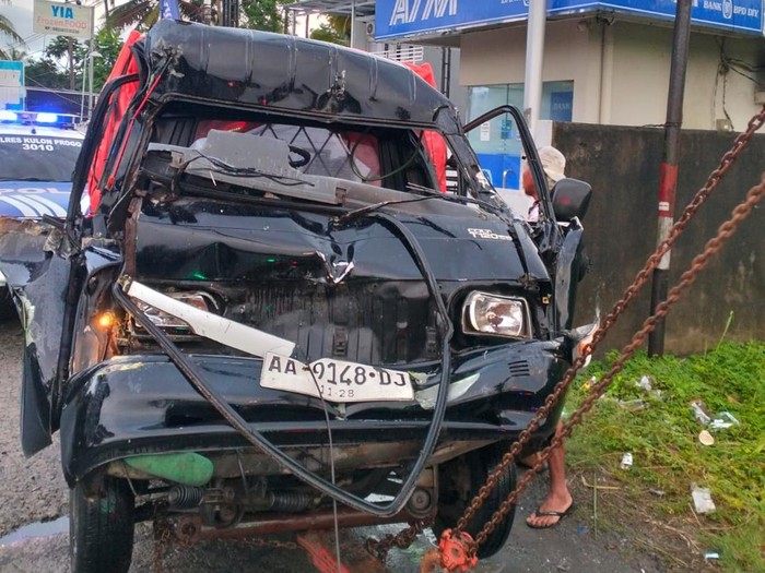 Kondisi pikap yang ringsek usai menabrak truk tronton di Jalan Wates-Purworejo, Temon, Kulon Progo, Rabu (18/12/2024).