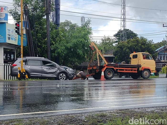 Kondisi salah satu mobil yang terlibat kecelakaan beruntun di jalan Jogja-Wates, sekitar Tugu Pensil, Kulon Progo, Rabu (18/12/2024) pagi.