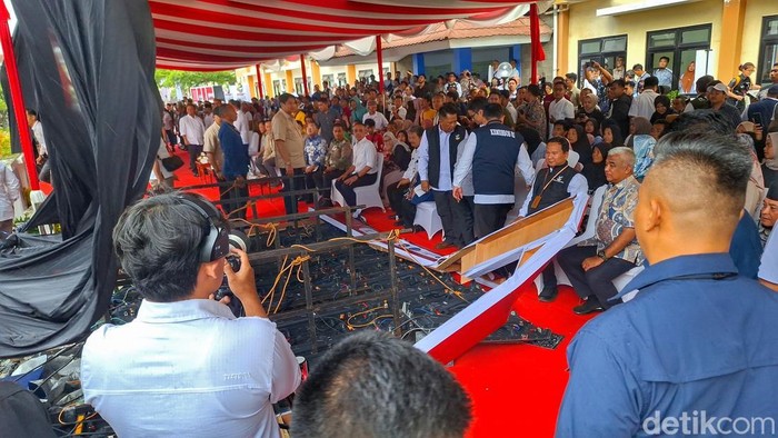 Kondisi videotron yang ambruk tersapu angin kencang saat peresmian Rusunawa Rancaekek