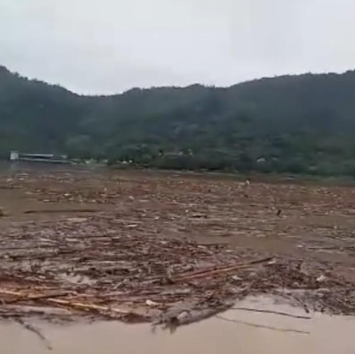 Kondisi Waduk Gajah Mungkur (WGM) Wonogiri dipenuhi sampah.