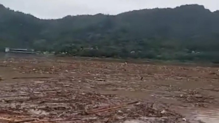 Kondisi Waduk Gajah Mungkur (WGM) Wonogiri dipenuhi sampah.